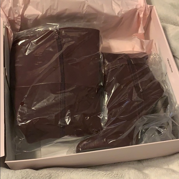 Woman’s Boots - Picture 5 of 5